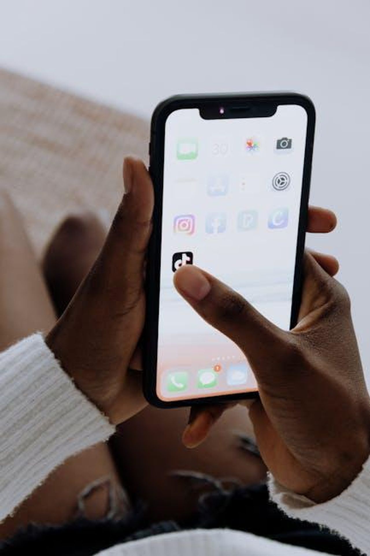 Reazioni_del_pubblico_sui_social_media_jgj7q7NFKO - Confidenze24 Source: cottonbro studio - pexels - Hands holding a smartphone showing various apps including TikTok in a close-up view.