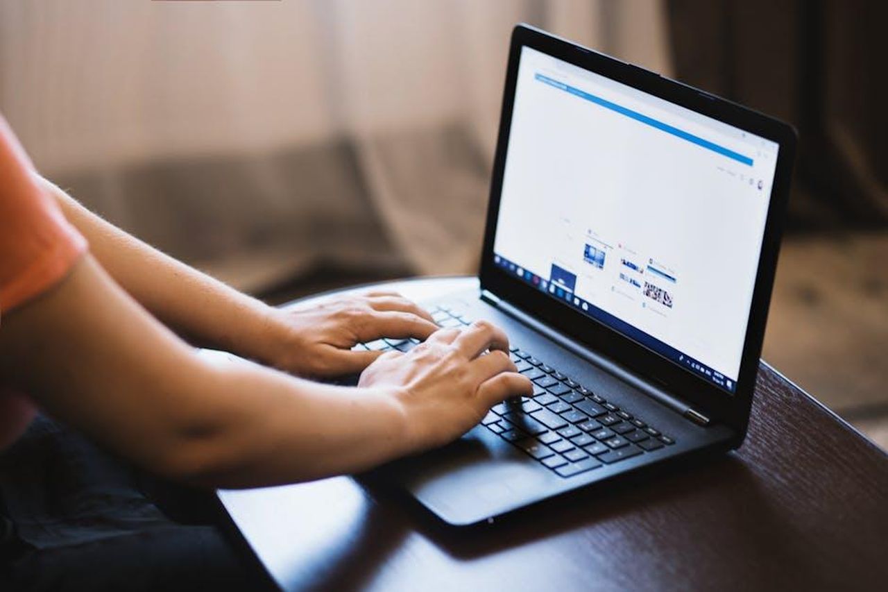 Reazioni_sui_Social_e_Messaggi_di_Disappunto_9410Txwcaf - Confidenze24 Source: EVG Kowalievska - pexels - Close-up of person typing on a laptop indoors, showcasing technology use.