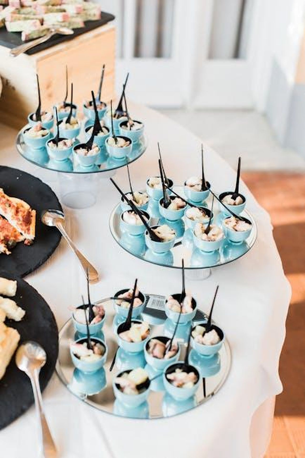 Record_Domenica_In_da_Sanremo_Mara_Venier_batte_Maria_De_Filippi_ywgh4MdC81 - Confidenze24 Source: Anastasiya Vragova - pexels - From above of cut octopus tentacles in small bowl served on mirror trays on round table near assorted dishes during banquet in restaurant