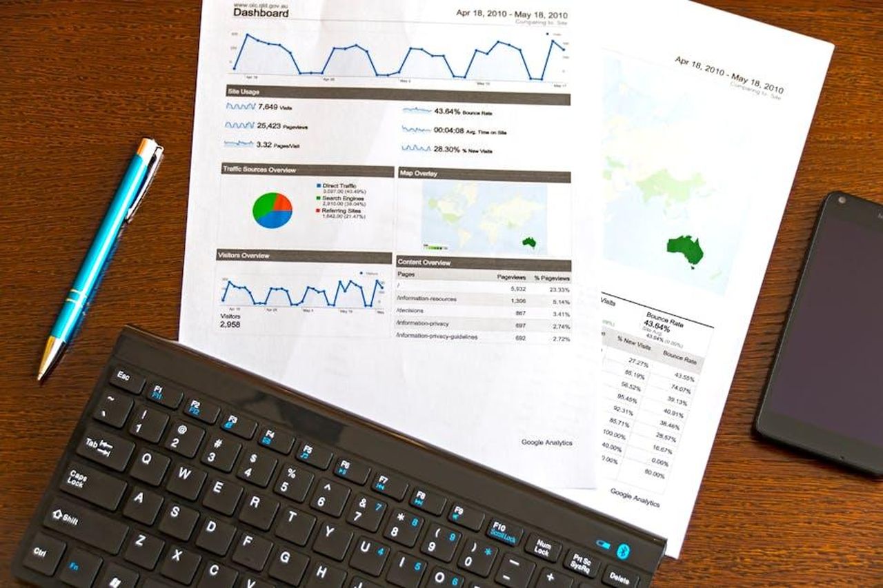Riassunto_puntate_precedenti_AETe2s3nU7 - Confidenze24 Source: AS Photography - pexels - Flatlay of a business analytics report, keyboard, pen, and smartphone on a wooden desk.