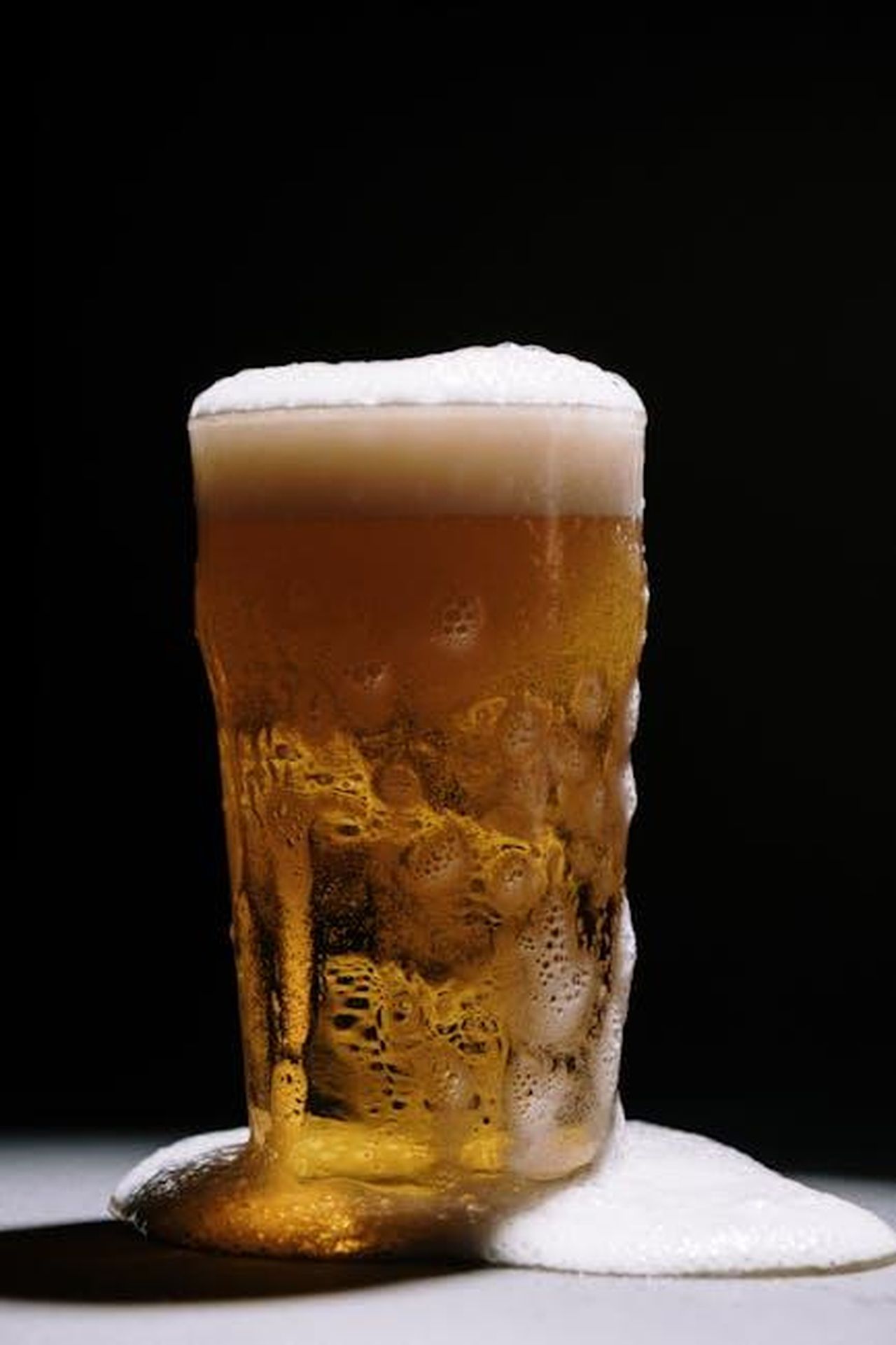 Ricetta_7_Cointreau_Cold_Brew_Margarita_5IASiTNdvX - Confidenze24 Source: cottonbro studio - pexels - Close-up of a beer glass with foam on a dark background, emphasizing refreshment.