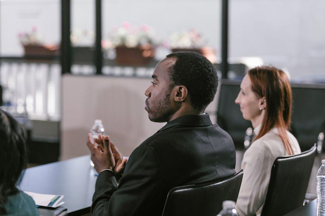 Riconoscimenti_speciali_agli_NAACP_Awards_nDHhQdNS7R - Confidenze24 Source: RDNE Stock project - pexels - Attentive participants clapping in a business conference setting.