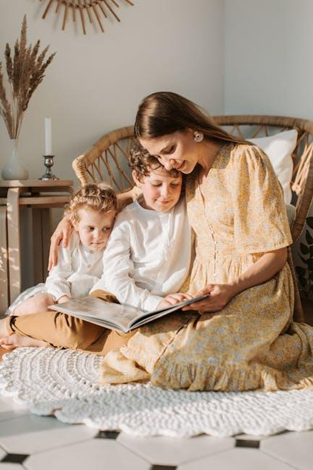 Ricordi_dinfanzia_con_Gianni_Morandi_MwsMUImR8p - Confidenze24 Source: Vlada Karpovich - pexels - Warm scene of mother reading a book with her children in a cozy home environment.