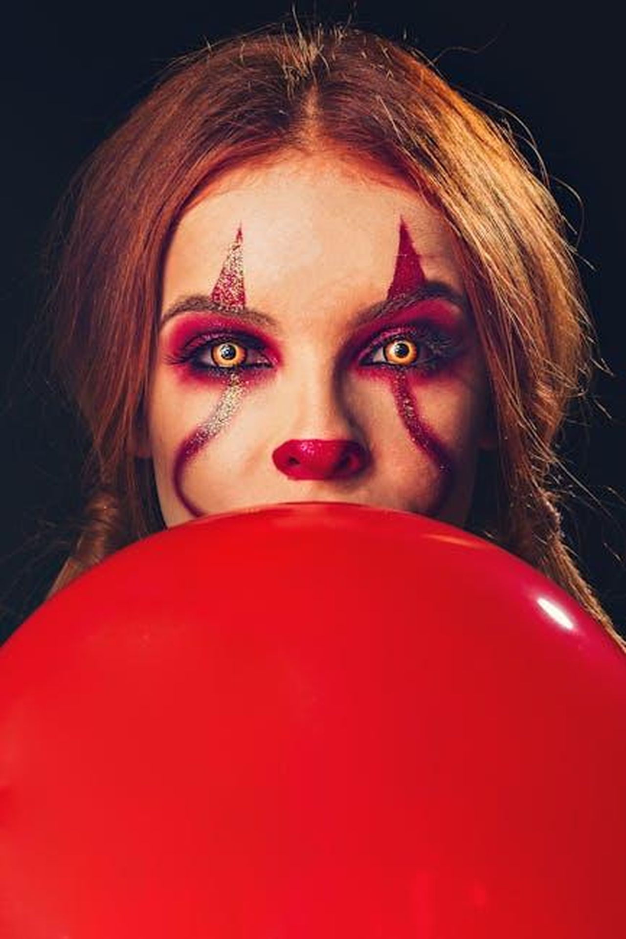 Ridge_spera_che_Thomas_non_sia_ossessionato_da_Hope_3C9IuzplhG - Confidenze24 Source: David Fagundes - pexels - Portrait of a woman with clown makeup holding a red balloon. Halloween vibe.
