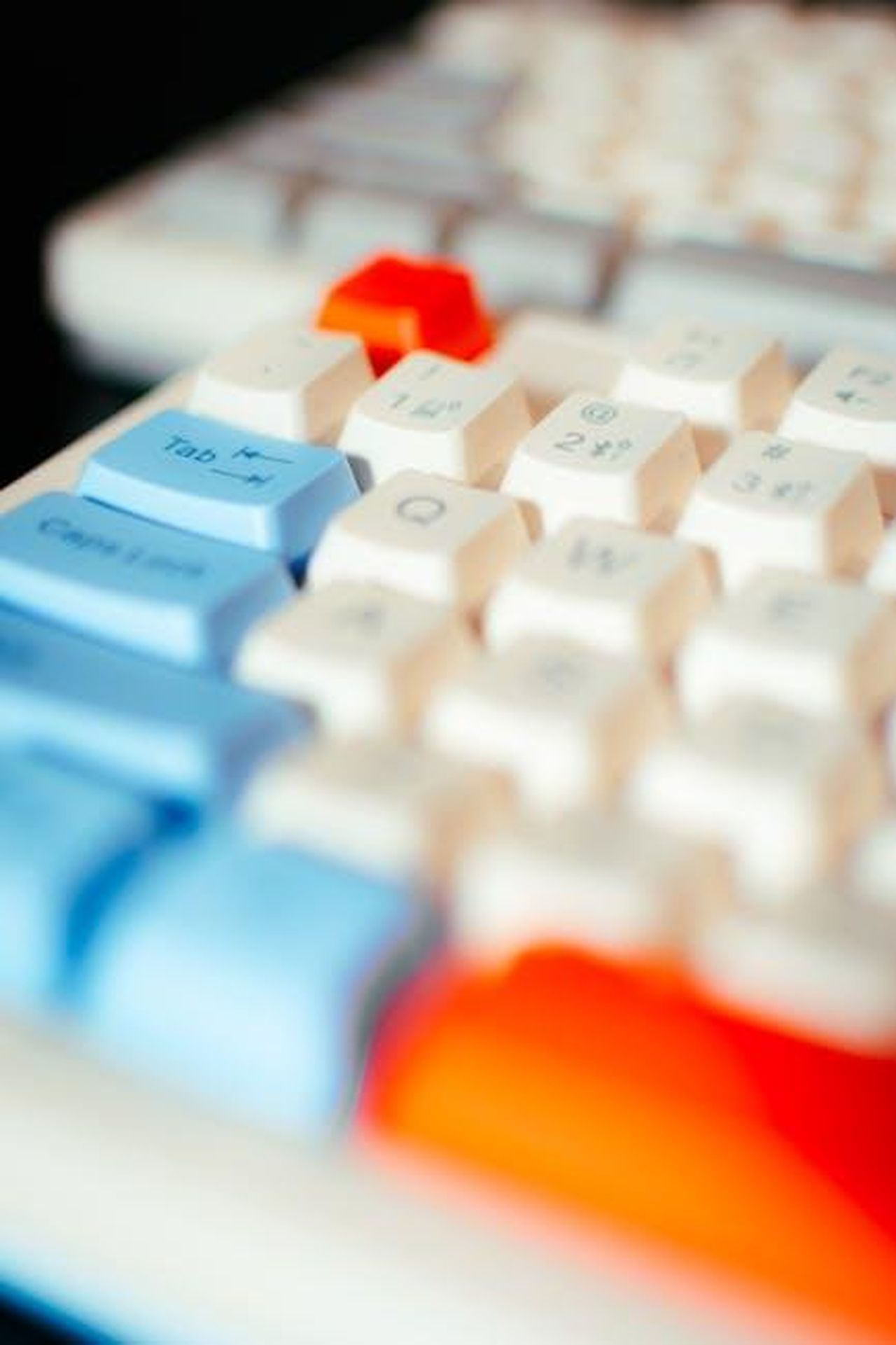 Riflessioni_di_Harry_sui_Giochi_e_sulla_comunit_KDSO784hex - Confidenze24 Source: ✰ Saul Bandera Brotheridge - pexels - Vibrant close-up of a multicolored computer keyboard emphasizing blue, red, and white keys.