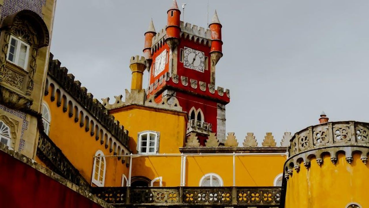 Riflessioni_sulla_monarchia_e_il_ruolo_di_Harry_wDCNKqVrp6 - Confidenze24 Source: Héloïse Chaudot - pexels - Explore the colorful architecture of Pena Palace's iconic clock tower in Sintra, Portugal.