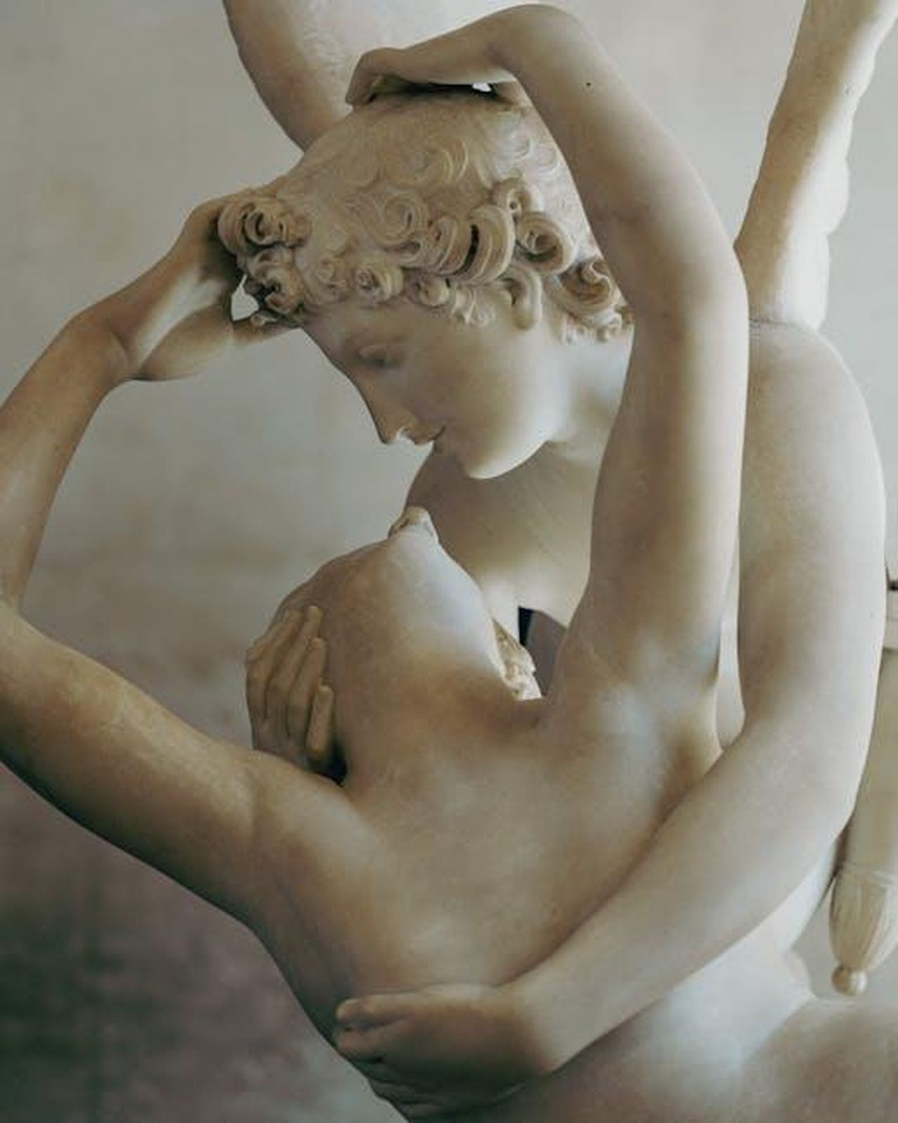 Riflessioni_sullamore_e_la_bellezza_Un7TlkCeSN - Confidenze24 Source: Wellington Silva - pexels - Classical marble sculpture of Cupid and Psyche by Antonio Canova, showcasing a romantic embrace.