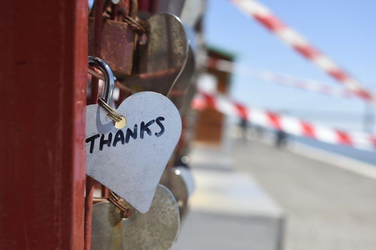 Rihanna_esprime_gratitudine_dopo_lassoluzione_di_Rocky_5p8LkIteik - Confidenze24 Source: Marcus Wöckel - pexels - A heart-shaped love lock with 'THANKS' inscribed, hanging on a fence, symbolizing gratitude.