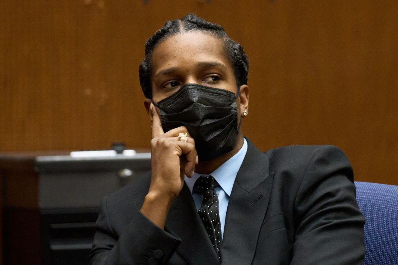 Rihanna_in_Tribunale_per_AAP_Rocky_S2XJjDUIJW - Confidenze24 Rihanna in Tribunale per A$AP Rocky - A$AP Rocky in Tribunale a Los Angeles per l'Udienza Preliminare