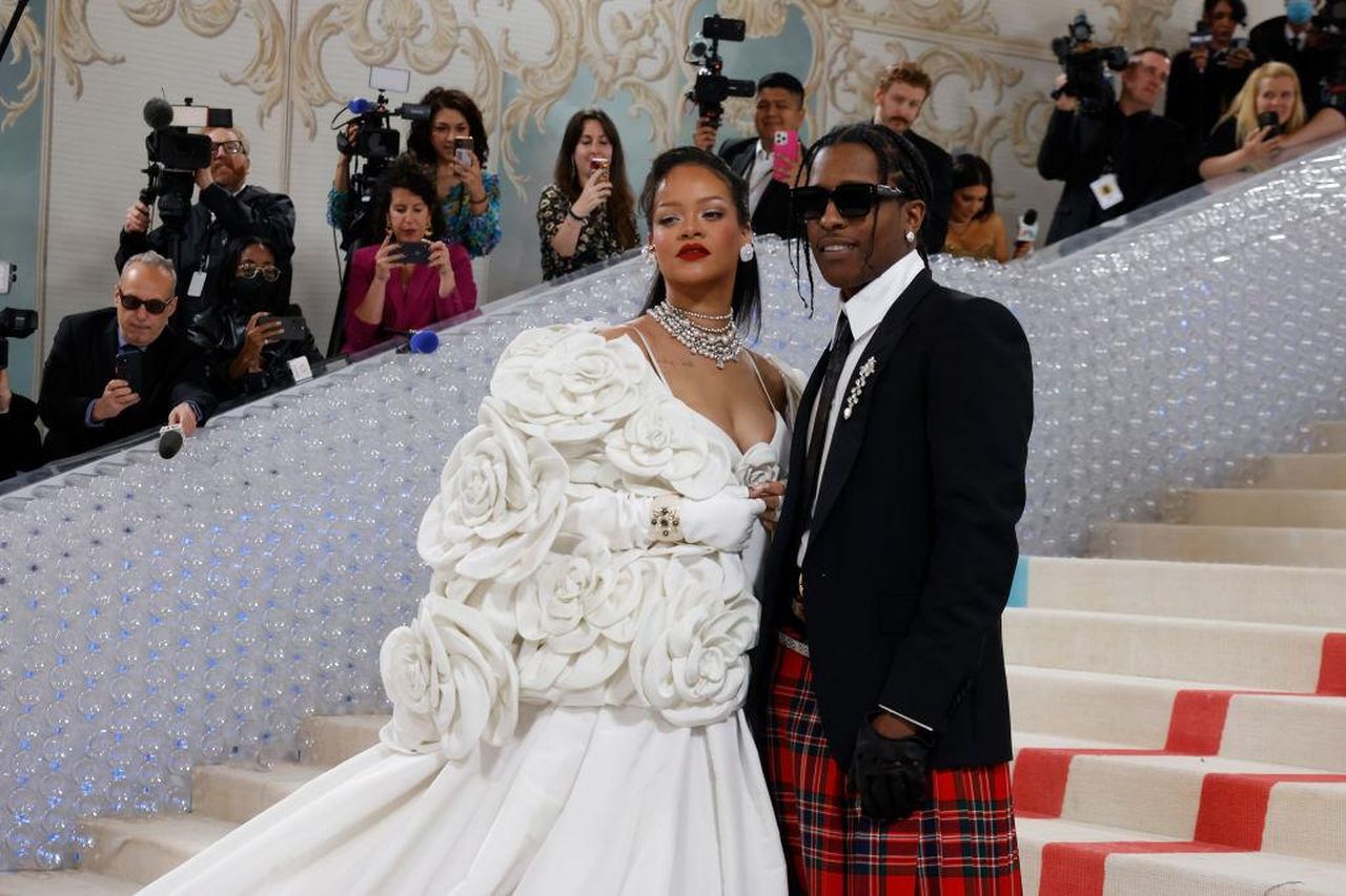 Rihanna_in_Tribunale_per_AAP_Rocky_j1yWgLJ2iA - Confidenze24 Rihanna in Tribunale per A$AP Rocky - Il Met Gala 2023 Celebrando 'Karl Lagerfeld: A Line Of Beauty' - Arrivi