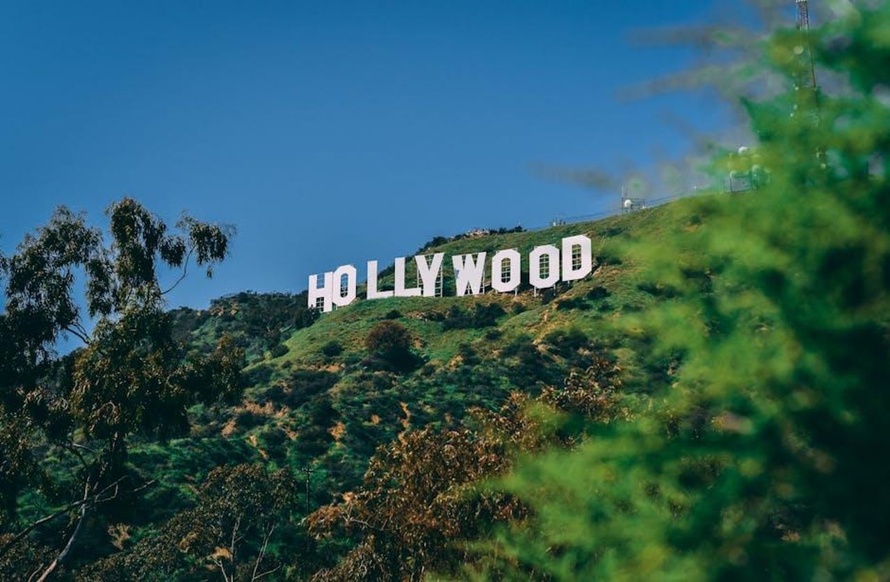 Rimanere_con_i_piedi_per_terra_a_Hollywood_QYJckJsqGK - Confidenze24 Source: Paul Deetman - pexels - A scenic view of the famous Hollywood sign on a sunny day in Los Angeles.