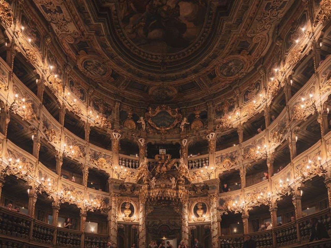 Ritorno_a_casa_di_Tarik_e_la_triste_notizia_p5NIDBCzyC - Confidenze24 Source: Nirjhar Basak - pexels - Magnificent opera house interior in Bayreuth, showcasing Baroque architecture.