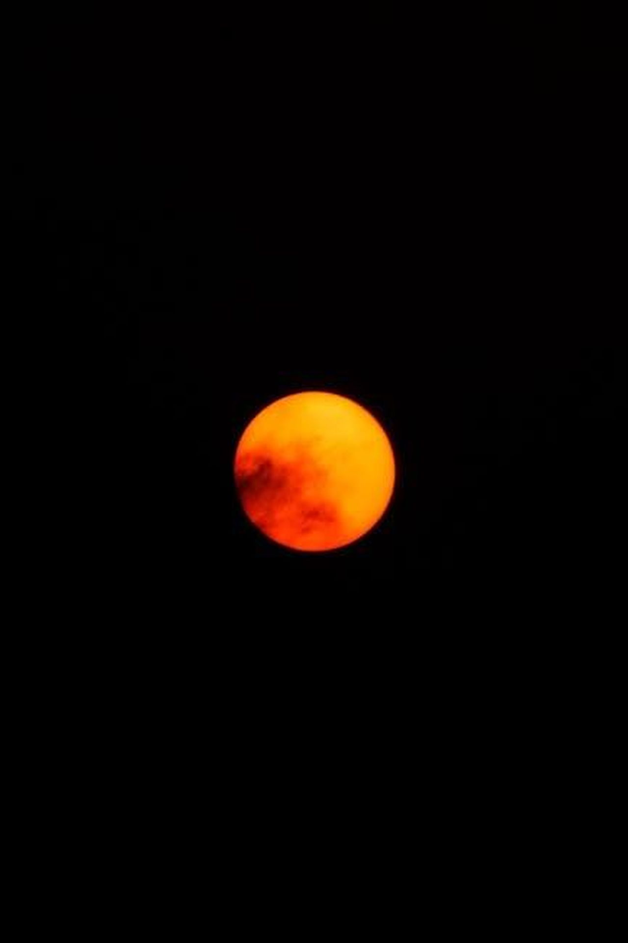 Rituali_spirituali_indigeni_durante_uneclissi_solare_cmANGEkglE - Confidenze24 Source: Kalpesh Patel - pexels - Vivid orange moon illuminating the dark night sky, capturing celestial beauty.