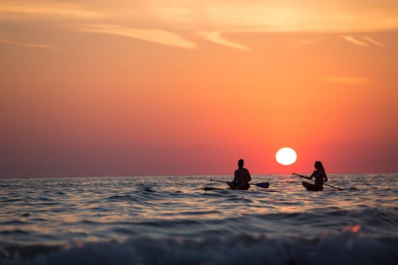 Roberto_Landi_trova_Enrico_Brancaccio_a_casa_di_Marta_Guarnieri_PaoQLQ6Toc - Confidenze24 Source: Sebastian V. - pexels - Silhouette of a couple paddleboarding on the ocean during a stunning sunset, capturing romance and adventure.