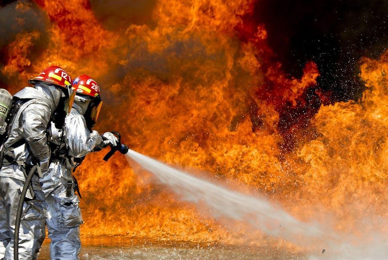 Roma_operaio_di_20_anni_precipita_per_due_piani_yqJzDjrQY1 - Confidenze24 Source: Pixabay - pexels - Brave firefighters in action extinguishing a large fire with determination and teamwork.