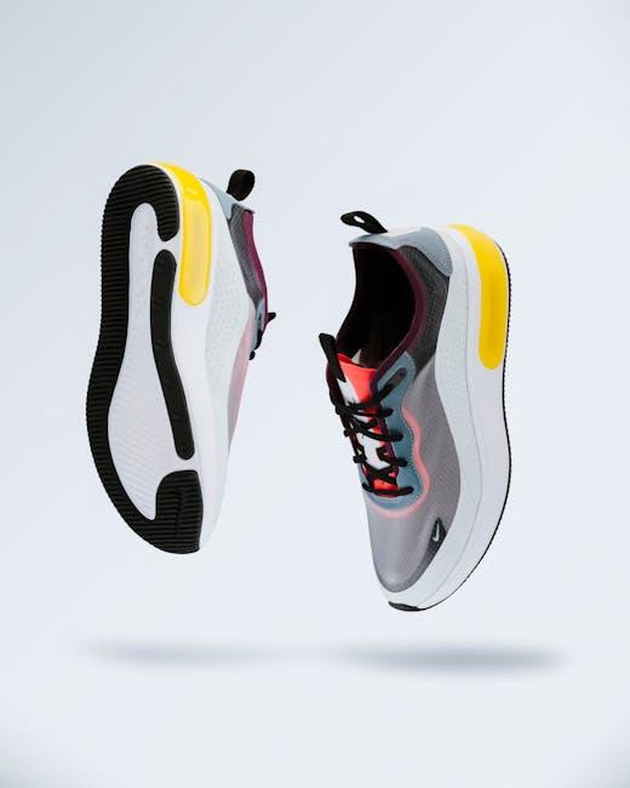 Rosa_e_Pino_sempre_pi_uniti_Manuel_geloso_0Sh27BTqlY - Confidenze24 Source: Melvin Buezo - pexels - Floating modern sneakers showcasing trendy design and vibrant colors.