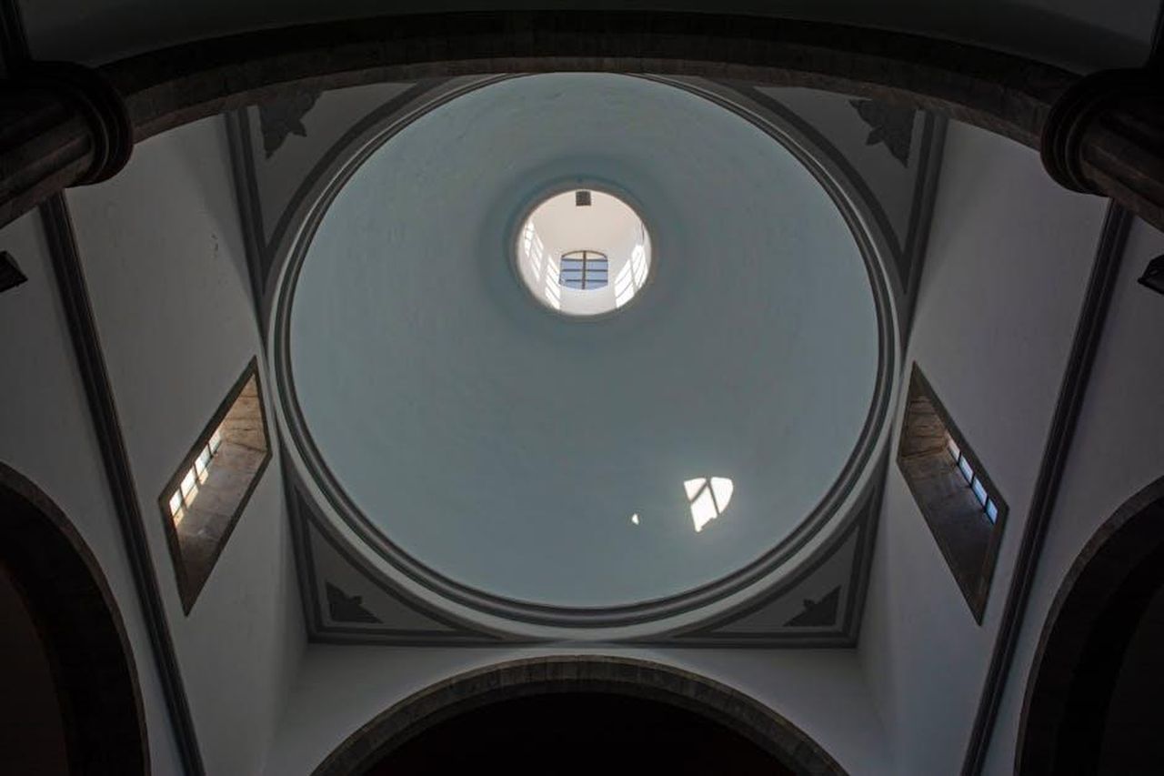 Rossella_riprende_in_mano_la_sua_vita_r3PjTuySqF - Confidenze24 Source: Jan van der Wolf - pexels - Low-angle view of a majestic dome interior in a church, showcasing architectural elegance.