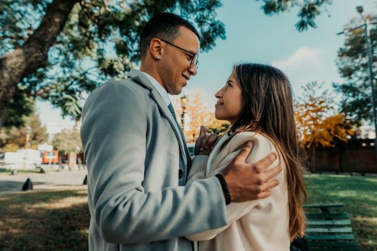 Rumori_di_relazioni_per_Call_The_Midwife_24ZGeDQpqb - Confidenze24 Source: Gera Cejas - pexels - A couple shares a tender moment in a park in Buenos Aires, Argentina, during the fall.