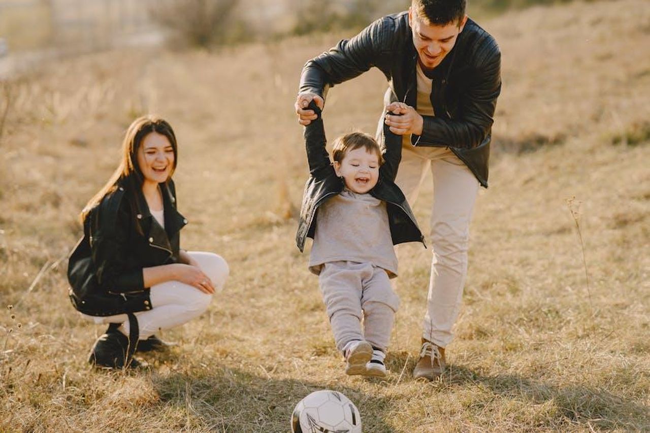 Rumori_di_ritiro_e_relazioni_con_Patrick_Mahomes_wGVAU5UFrH - Confidenze24 Source: Gustavo Fring - pexels - Family enjoying playful soccer game outdoors, capturing joyful moments.