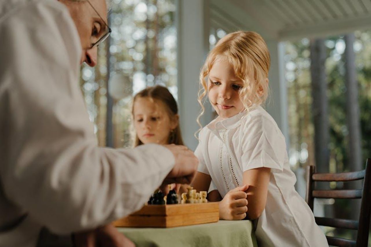 Sabatini_Scelte_di_Motta_incomprensibili_Thuram_nel_centrocampo_bianconero_deve_giocare_fisso_jxpb8fgIAk - Confidenze24 Source: cottonbro studio - pexels - A family moment captured as children and a senior adult enjoy a game of chess indoors.