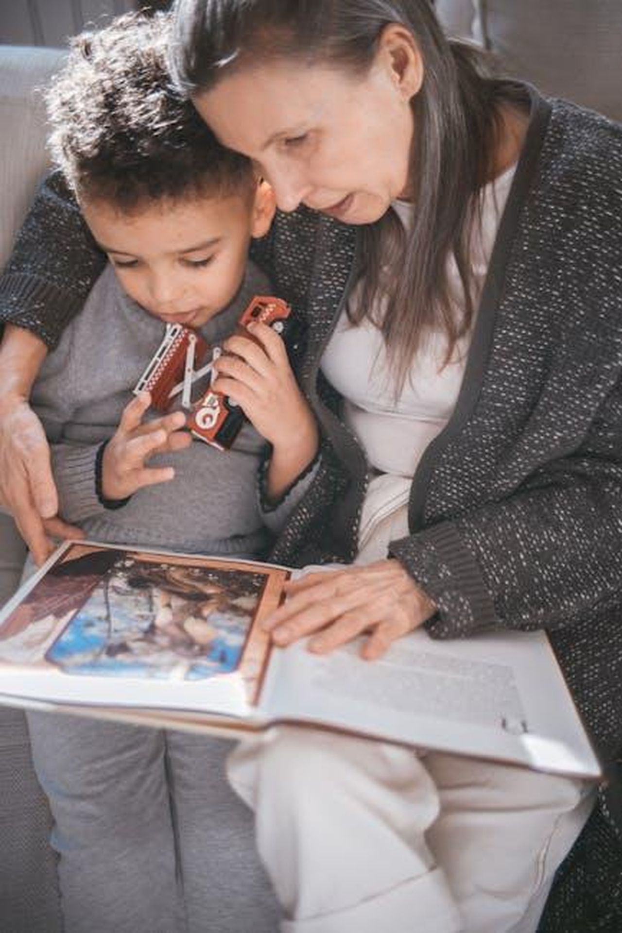 Sabrina_si_sente_male_e_lascia_lo_studio_quPpruWN7J - Confidenze24 Source: Mikhail Nilov - pexels - Grandmother and child sharing a moment reading a picture book at home.