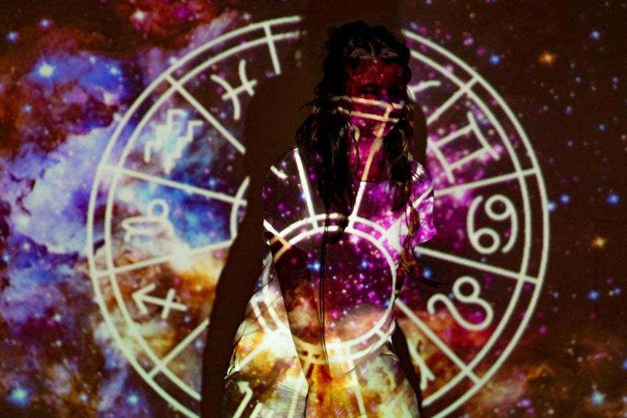 Sagittario_22_novembre__21_dicembre_H9LkUaDmor - Confidenze24 Source: Mikhail Nilov - pexels - A mystical image of a woman enveloped in celestial projections and astrological symbols.