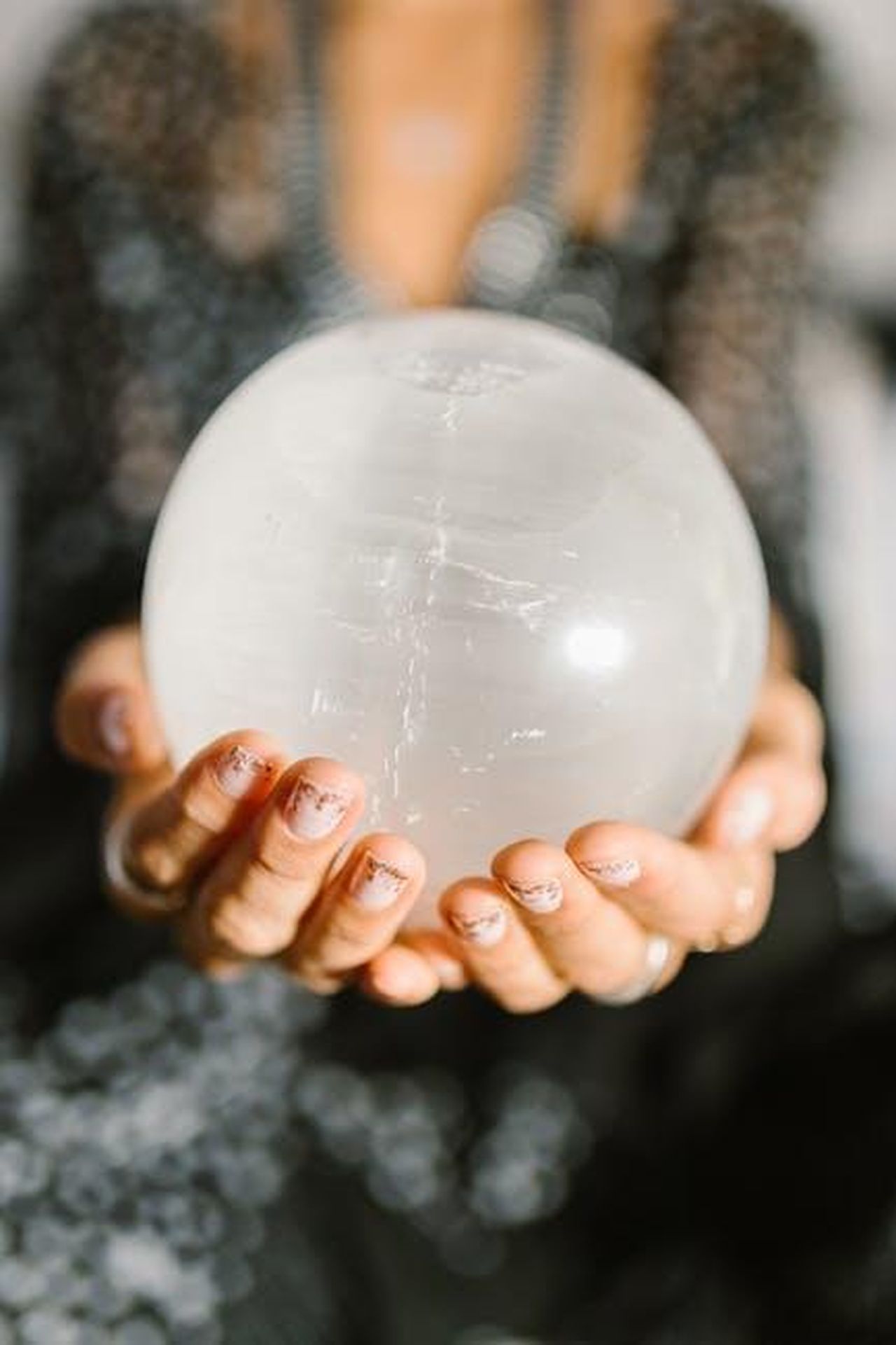 Sagittario_amore_e_vitalit_in_aumento_rW4gljDKfE - Confidenze24 Source: RDNE Stock project - pexels - Close-up of hands holding a clear crystal ball, ideal for spiritual or metaphysical themes.