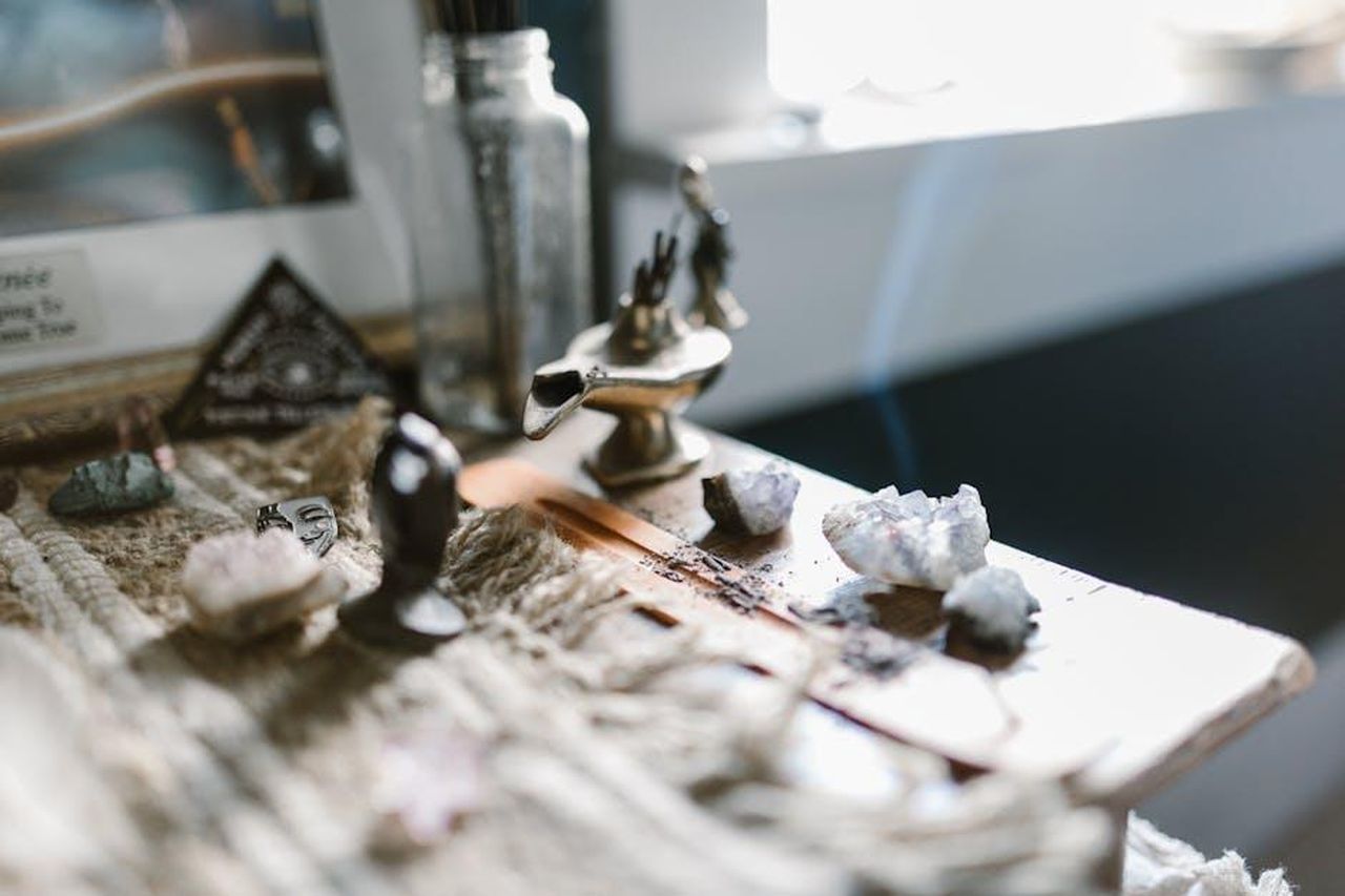 Sagittario_amore_in_primo_piano_CPaDsTg43S - Confidenze24 Source: RDNE Stock project - pexels - An enchanting arrangement featuring crystals and incense on a wooden surface, evoking tranquility and spirituality.