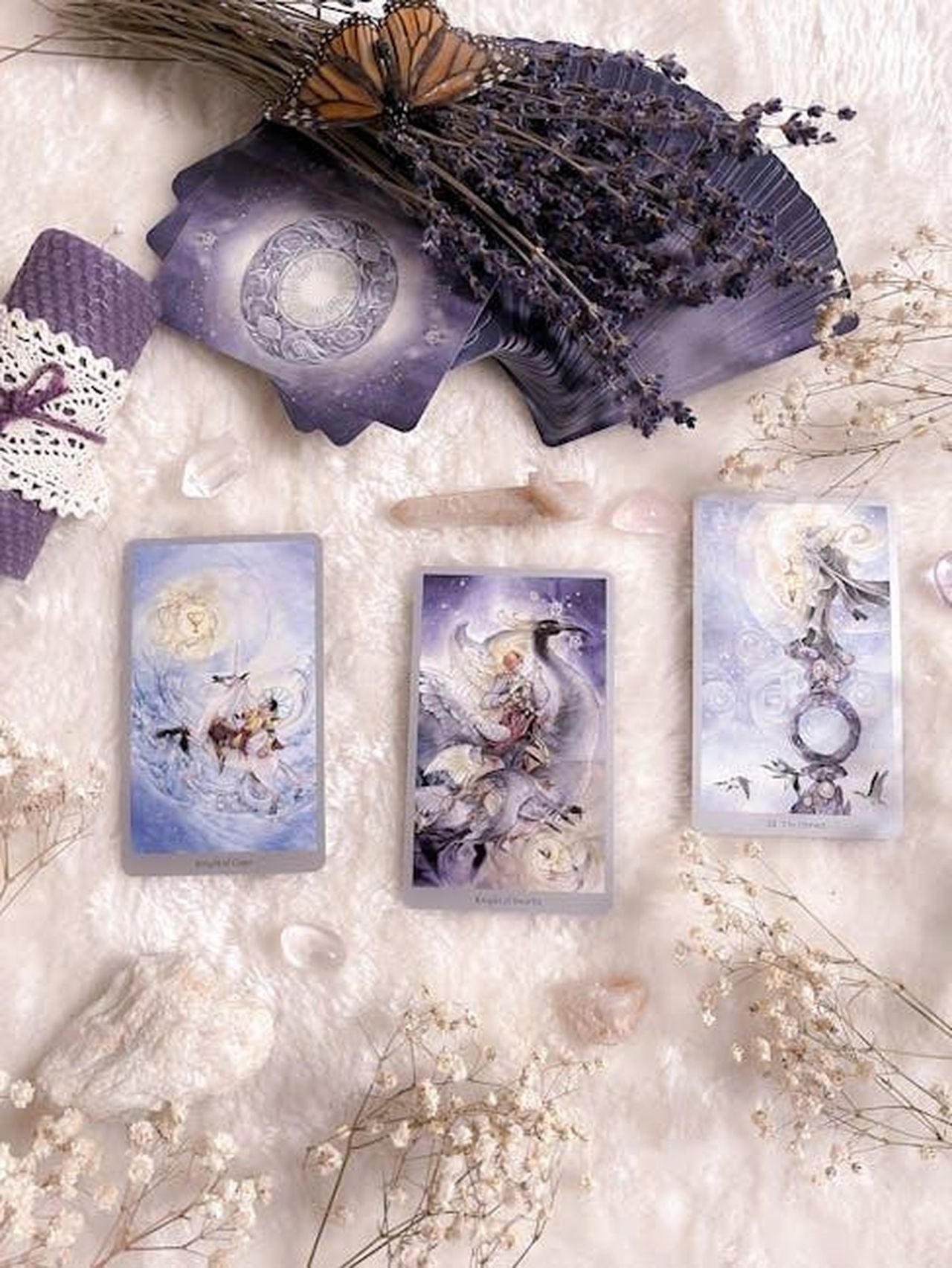Sagittario_sete_di_avventura_rf0YfCLChU - Confidenze24 Source: Veronika Malchevska - pexels - Enchanting tarot card display with crystals and flowers on a soft fabric, perfect for magic and astrology themes.