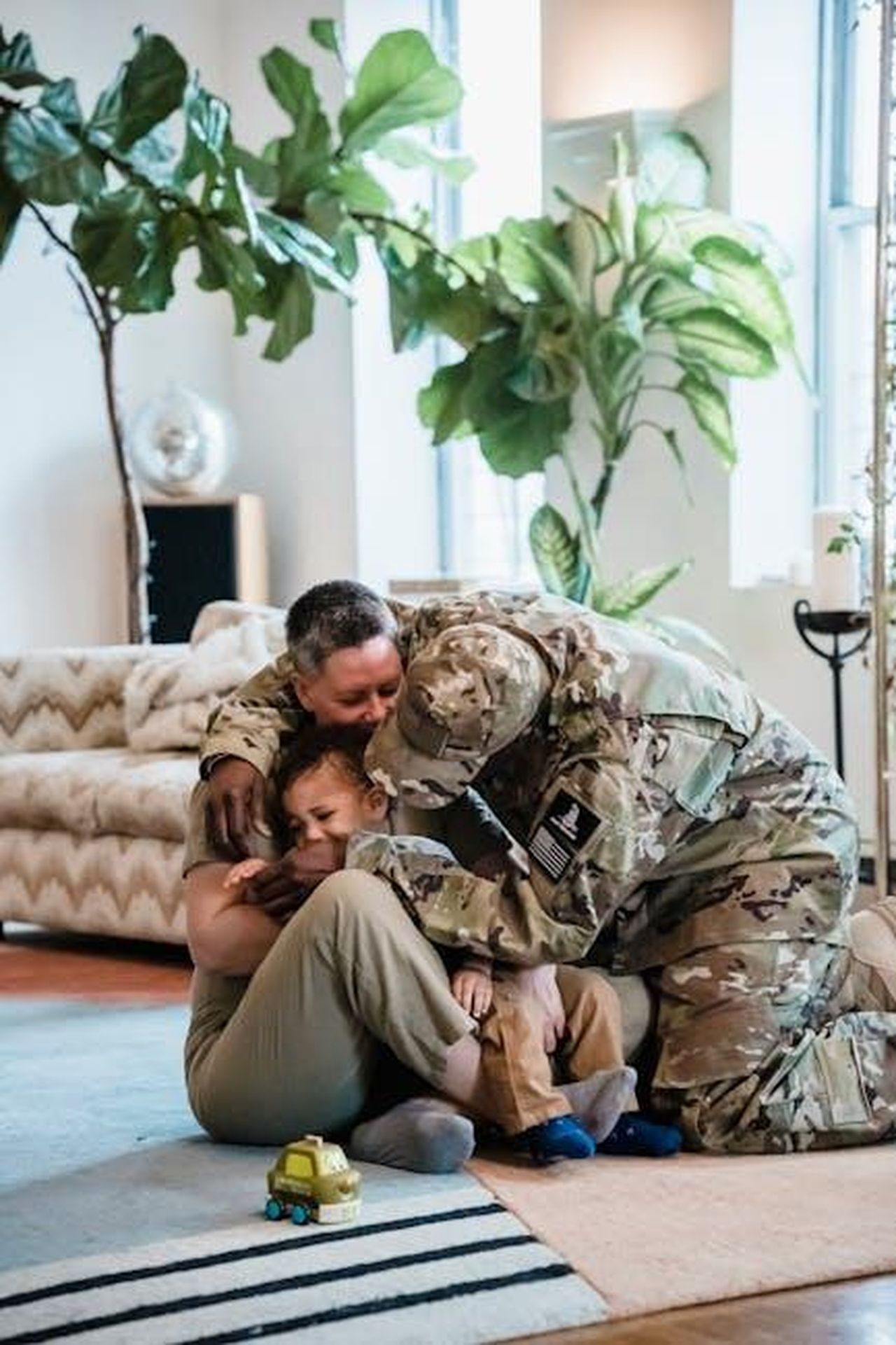 Salvador_comunica_a_Romulo_che_lascia_La_Promessa_lBCJePcSgU - Confidenze24 Source: George Pak - pexels - A soldier in uniform warmly embraces their family in a joyful homecoming moment.