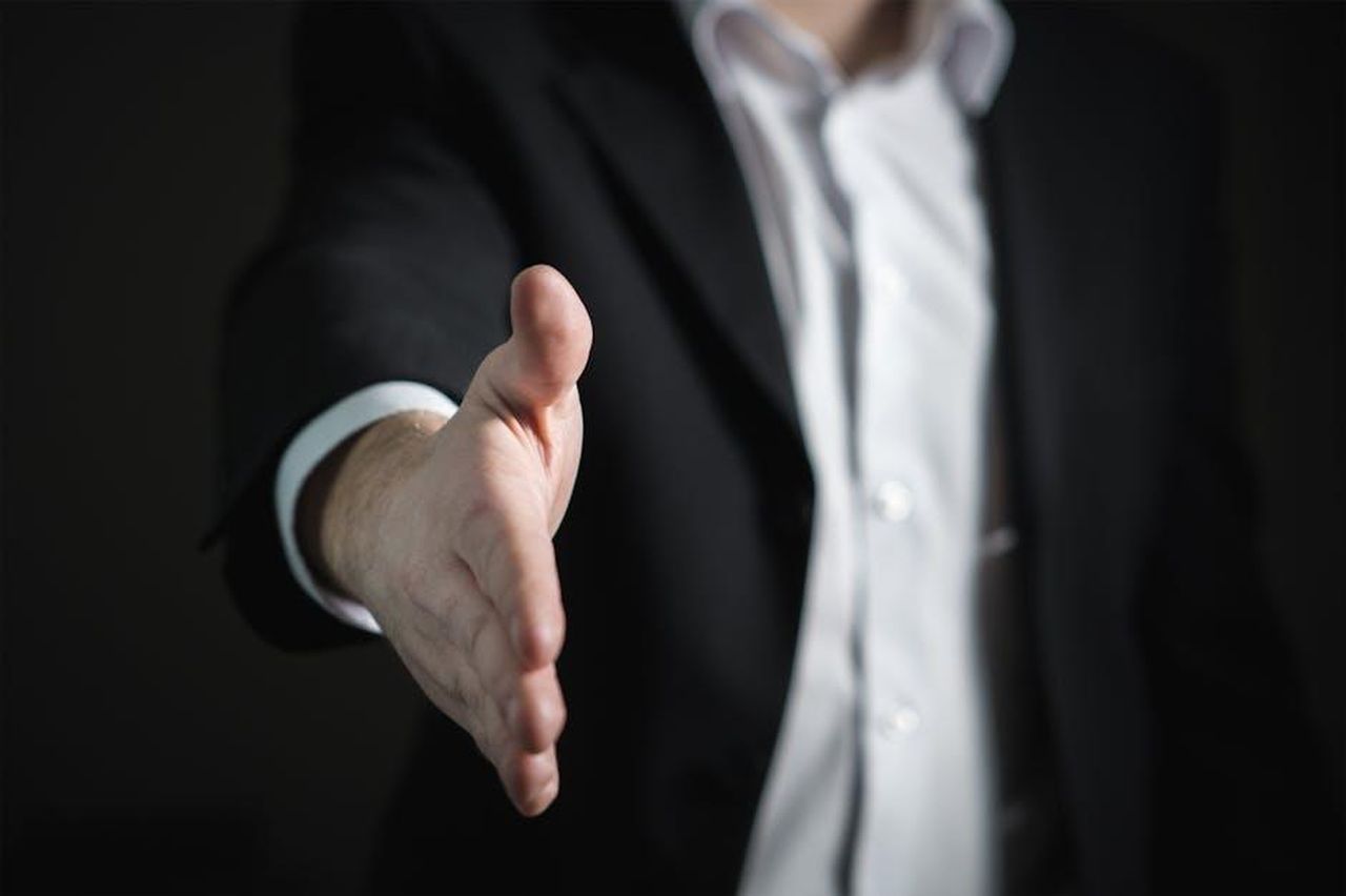 Salvador_riceve_unofferta_di_lavoro_come_primo_valletto_presso_i_conti_di_Matesanz_P7lBZLxkzP - Confidenze24 Source: Pixabay - pexels - Close-up of a businessman extending hand for a handshake, symbolizing agreement and partnership.