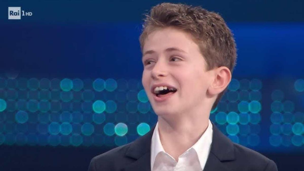 Sanremo_2025_arriva_il_piccolo_Samuele_lui_sa_tutto_del_Festival_9n01tN9CLu - Confidenze24 Sanremo 2025, arriva il piccolo Samuele: lui sa tutto del Festival - Samuele Parodi al Festival di Sanremo