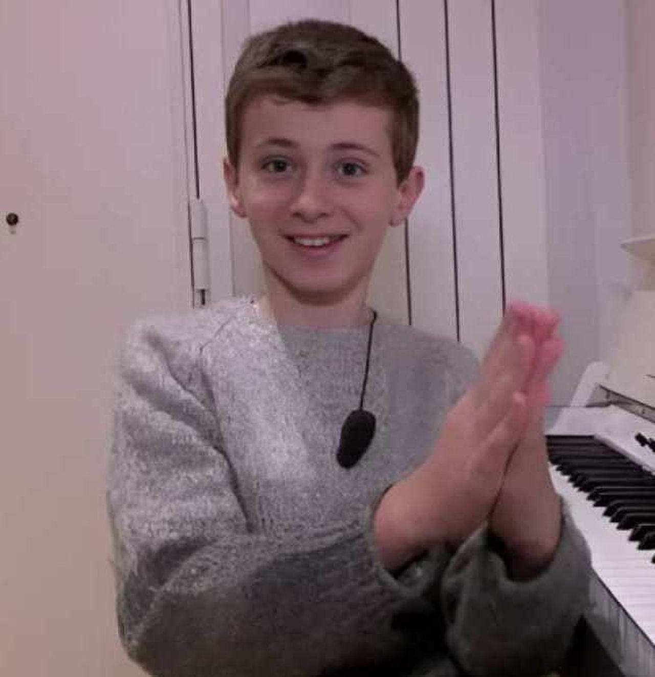 Sanremo_2025_arriva_il_piccolo_Samuele_lui_sa_tutto_del_Festival_ExMbExr9CC - Confidenze24 Sanremo 2025, arriva il piccolo Samuele: lui sa tutto del Festival - Samuele Parodi sul palco di Sanremo