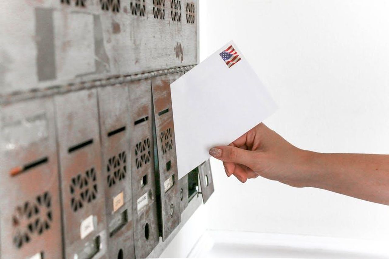 Scheda_elettorale_1_un_anno_di_film_mediocri_reviKtdCb3 - Confidenze24 Source: Element5 Digital - pexels - Close-up of a hand inserting a stamped envelope into a mailbox, symbolizing voting.