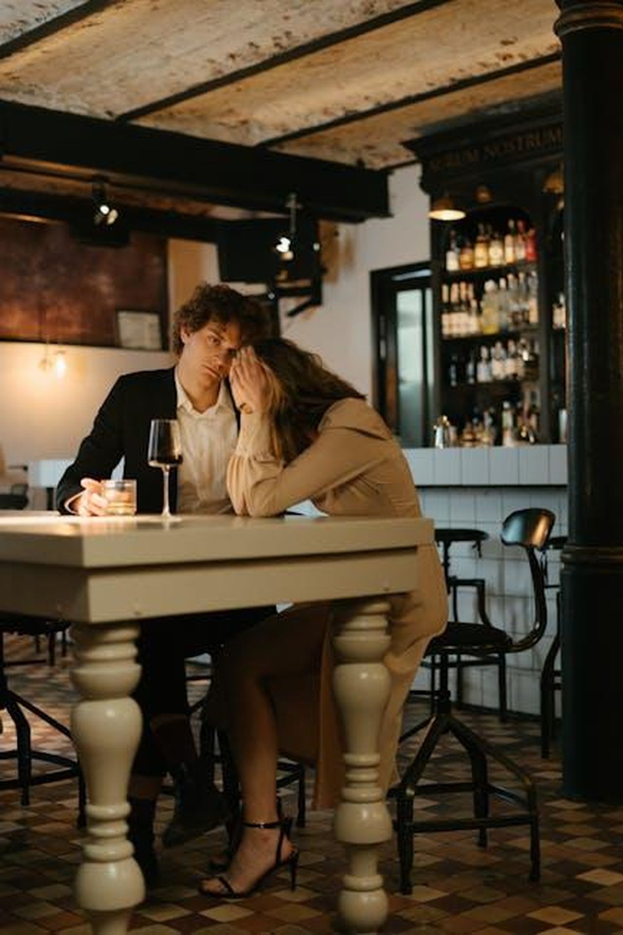 Scontri_tra_Tommy_e_Maria_Vittoria_5nZkIzGgmS - Confidenze24 Source: cottonbro studio - pexels - A couple in a restaurant having a tense moment, expressing emotion and stress.