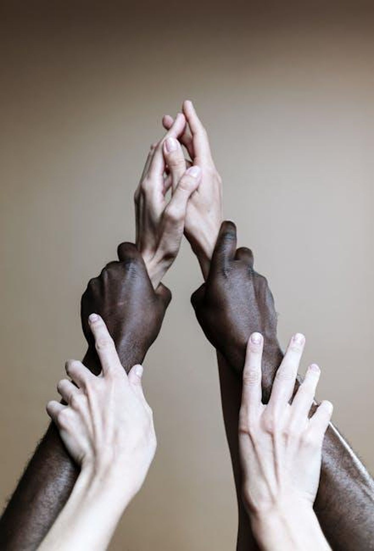 Scoppia_la_passione_tra_Oylum_e_Behram_Guzide_sfrattata_da_Tarik_3WV04fsEXd - Confidenze24 Source: cottonbro studio - pexels - Multiple hands of different ethnicities reaching up, symbolizing unity and togetherness.