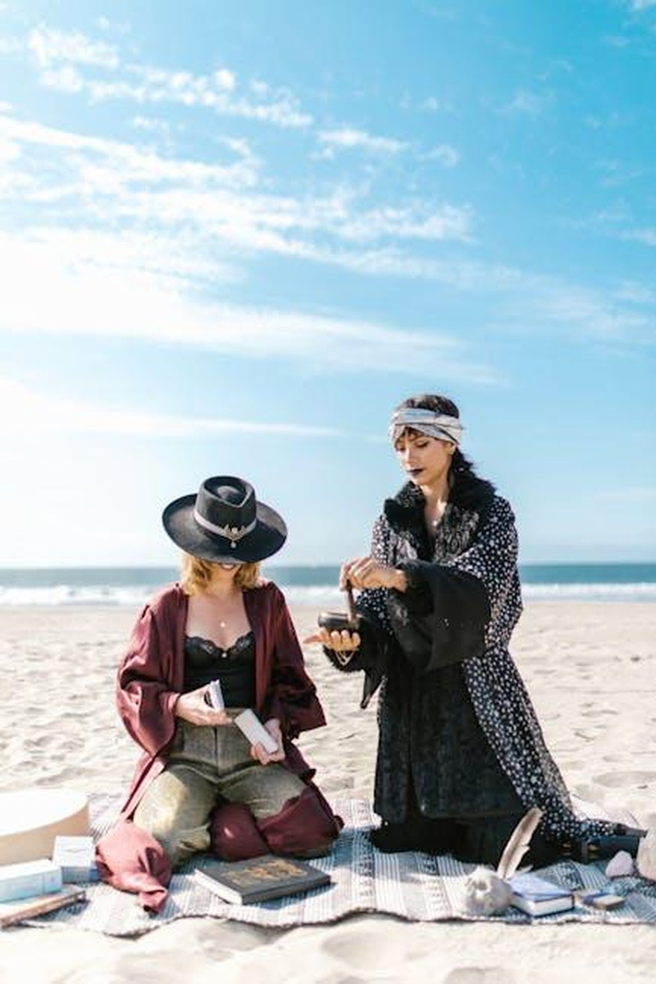 Scorpione_23_ottobre__21_novembre_F3EtnylGKW - Confidenze24 Source: RDNE Stock project - pexels - Two women engaging in tarot reading on a sunny beach enhancing spiritual ambiance.