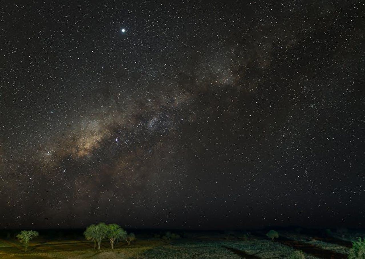Scorpione_5vYkYkoJtD - Confidenze24 Source: Vishva Patel - pexels - A stunning view of the Milky Way and stars shining over the serene landscape of Tsavo, Kenya.