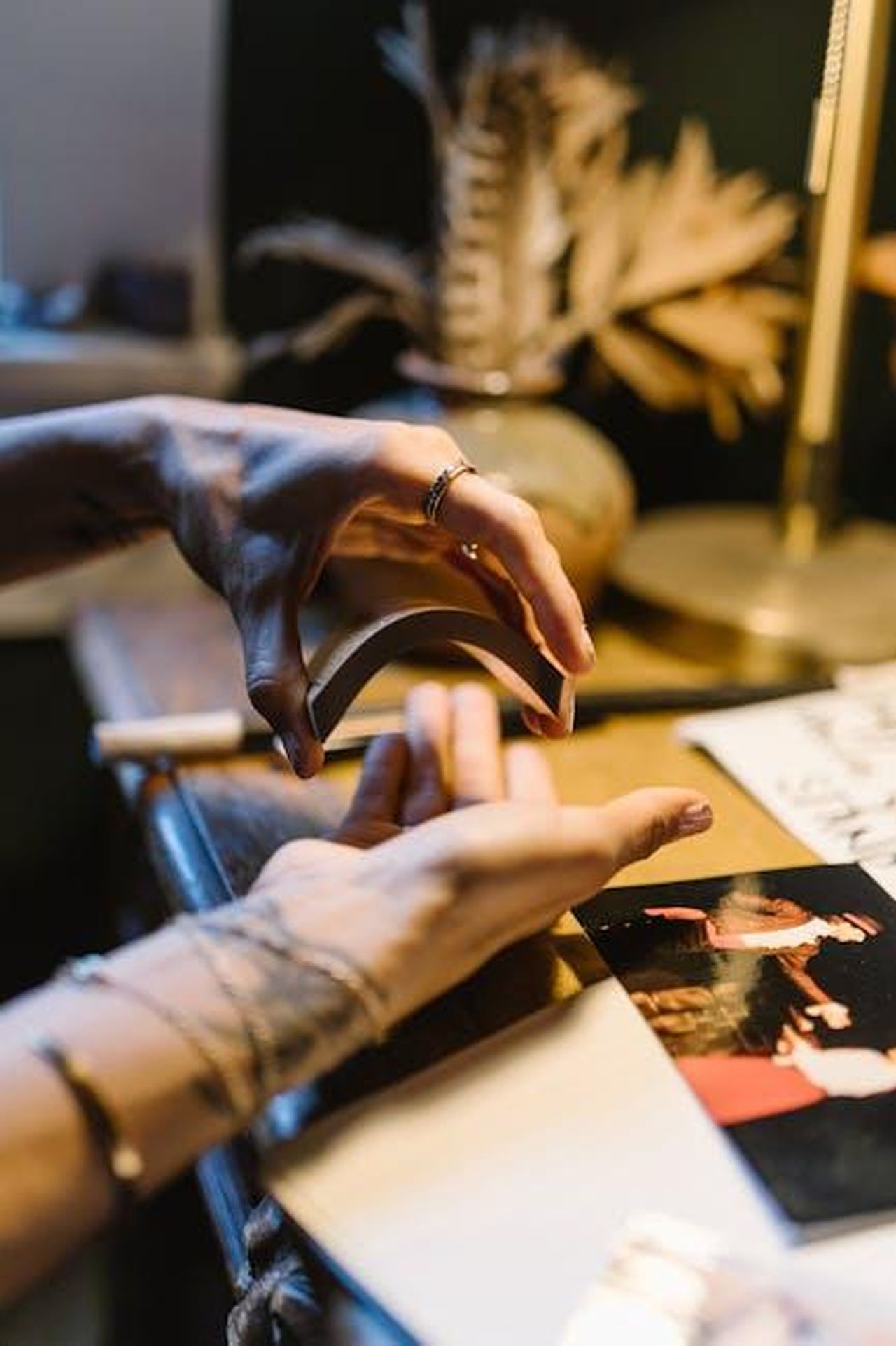 Scorpione__La_passione_trasforma_le_opportunit_Ke6j7EhhZG - Confidenze24 Source: RDNE Stock project - pexels - Hands delicately shuffle tarot cards in a mystical setting, suggesting a ritual or reading.