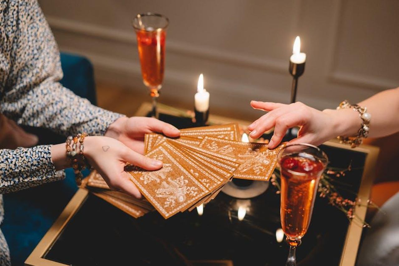 Scorpione_comunicazione_facilitata_Yl3cKRlM6Q - Confidenze24 Source: cottonbro studio - pexels - A soothing evening with tarot cards and champagne, creating a mystical and luxurious atmosphere.
