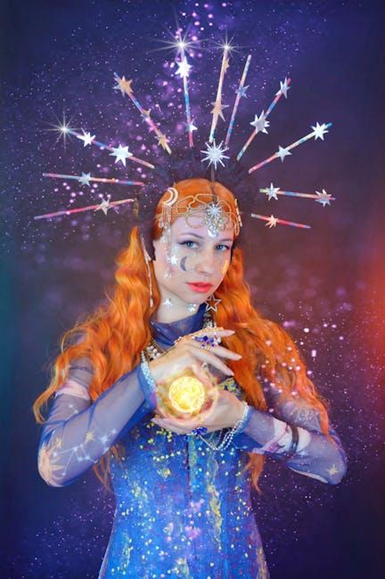 Scorpione_forza_mentale_e_serenit_in_amore_lb1JlMkroJ - Confidenze24 Source: Vika Glitter - pexels - Mystical woman with red hair holding a glowing orb, surrounded by stars.