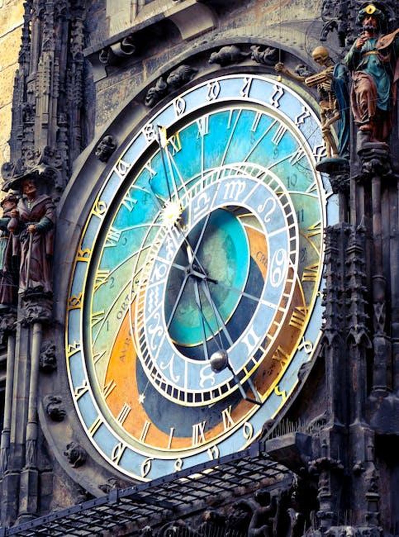 Scorpione_novit_significative_in_amore_e_lavoro_Uc72ozr2uY - Confidenze24 Source: Andrea Piacquadio - pexels - Close-up of Prague's historic astronomical clock featuring intricate details and vibrant colors.