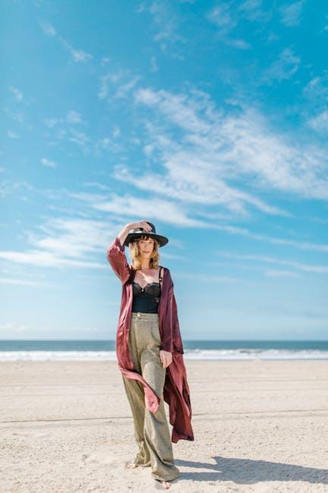 Scorpione_produttivit_al_lavoro_HpaN1qzkhA - Confidenze24 Source: RDNE Stock project - pexels - A fashionable woman poses confidently on a sunny beach with clear skies.