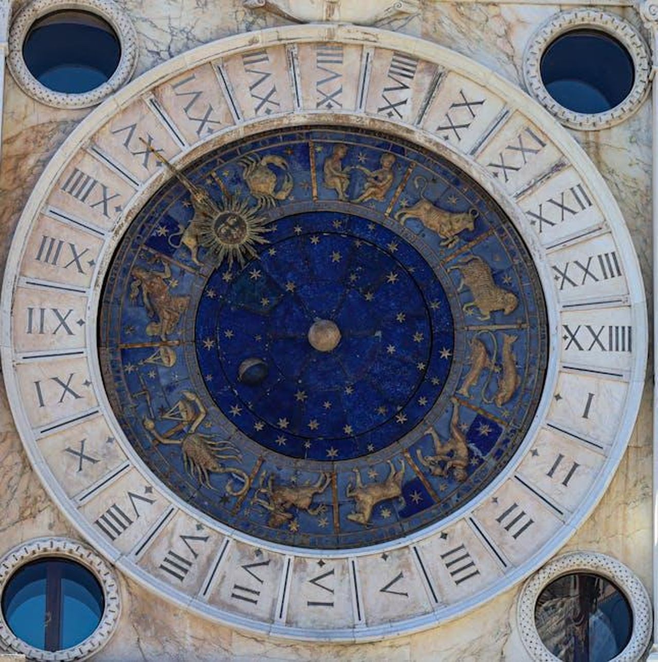 Scorpione_stabilit_in_amore_e_controllo_nel_lavoro_4z2pwuXBsK - Confidenze24 Source: Damir K. - pexels - A detailed view of the historic astrological clock in Venice, featuring zodiac signs and Roman numerals.