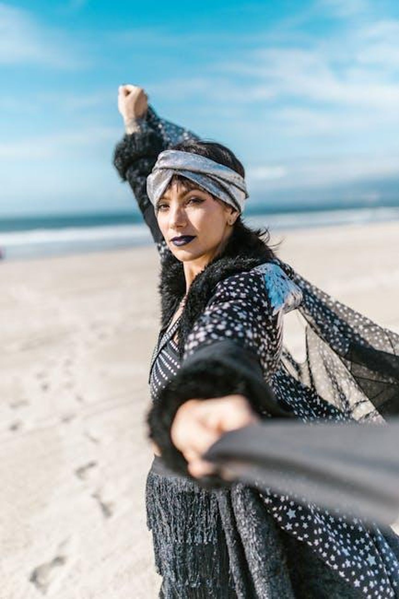 Segni_di_Aria_Gemelli_Bilancia_Acquario_idSZ3SWtcQ - Confidenze24 Source: RDNE Stock project - pexels - A stylish woman in bohemian attire enjoying a sunny day at the beach, radiating confidence.