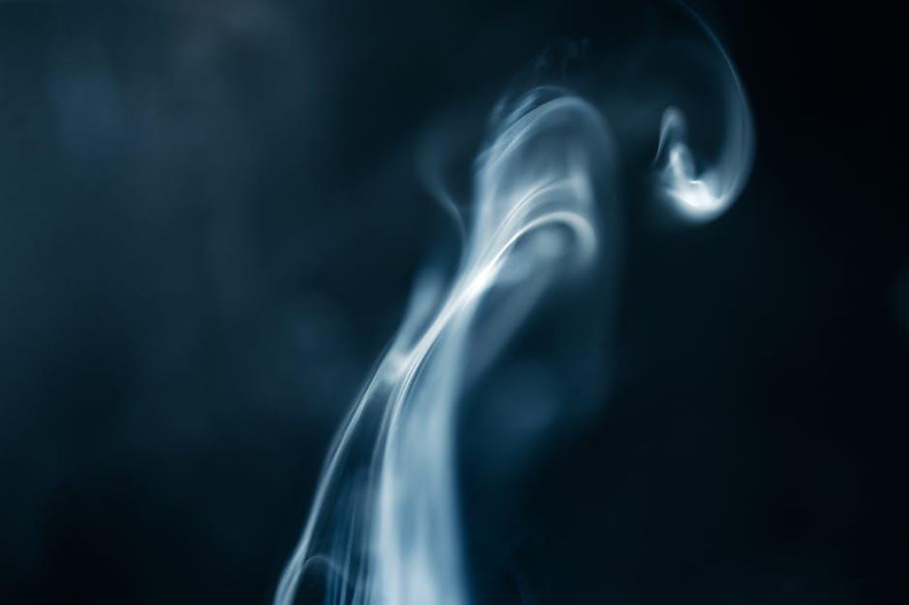 Segni_di_Aria_Gemelli_Bilancia_Acquario_ywlOP8nJVv - Confidenze24 Source: Marek Piwnicki - pexels - A captivating abstract image of swirling smoke against a dark background.