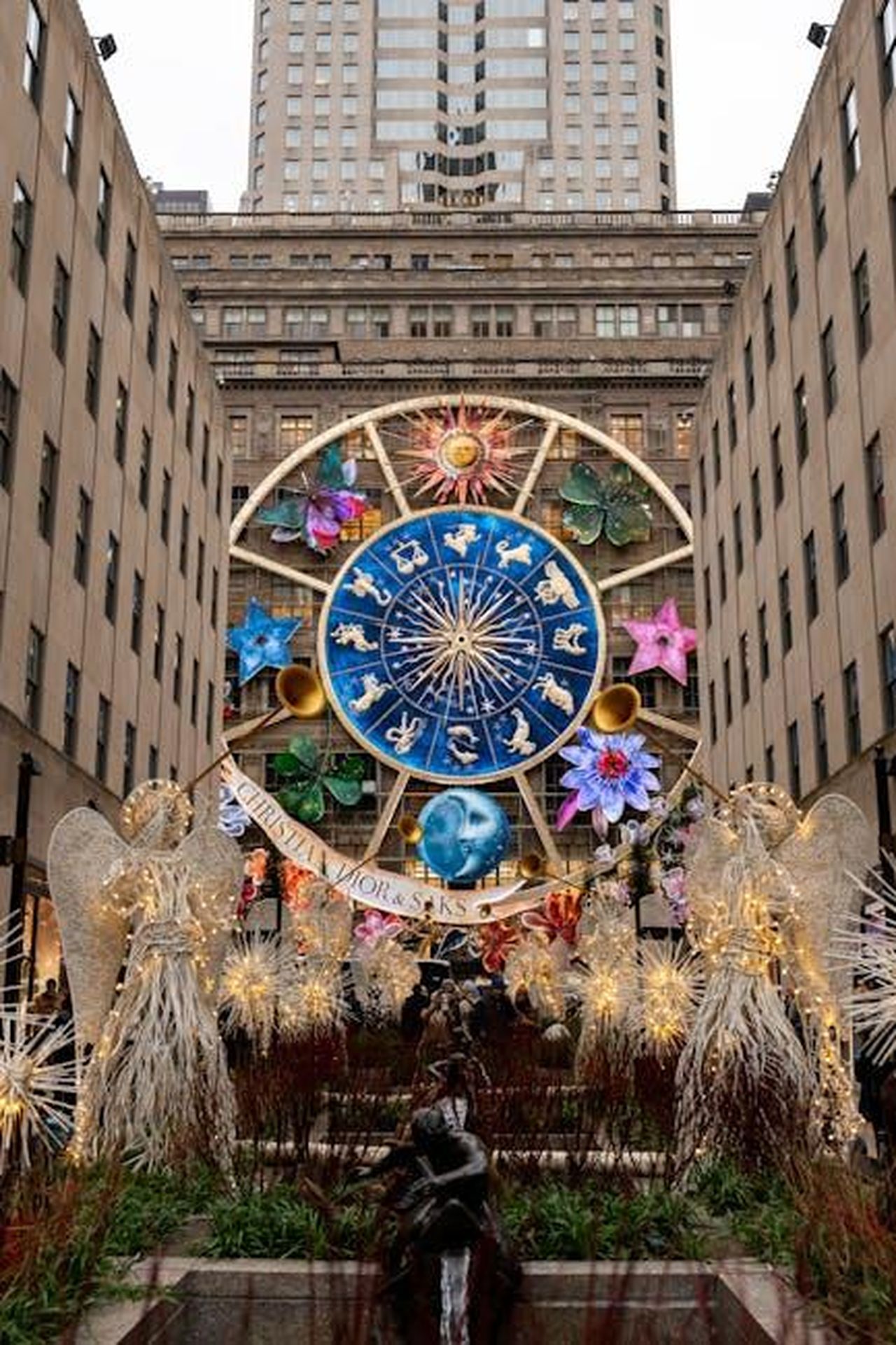 Segni_di_aria_Gemelli_Bilancia_e_Acquario_A96uYpfY8c - Confidenze24 Source: Christina Petsos - pexels - Vibrant holiday decorations featuring zodiac symbols at Rockefeller Center, New York City.