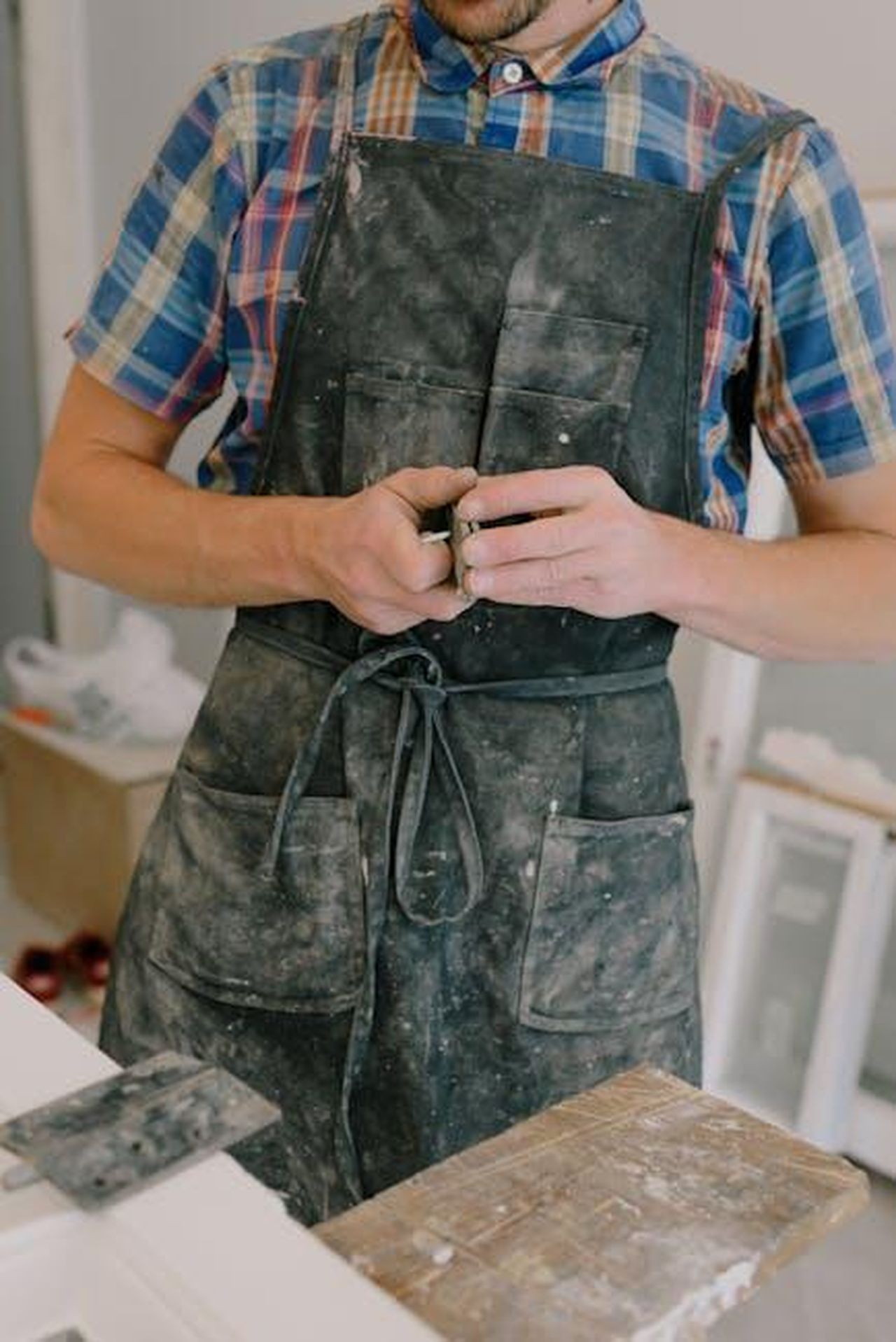 Selezione_e_contratto_di_lavoro_N5TEDXWSZO - Confidenze24 Source: Ksenia Chernaya - pexels - A craftsman in a workshop, focusing on repairing with tools.