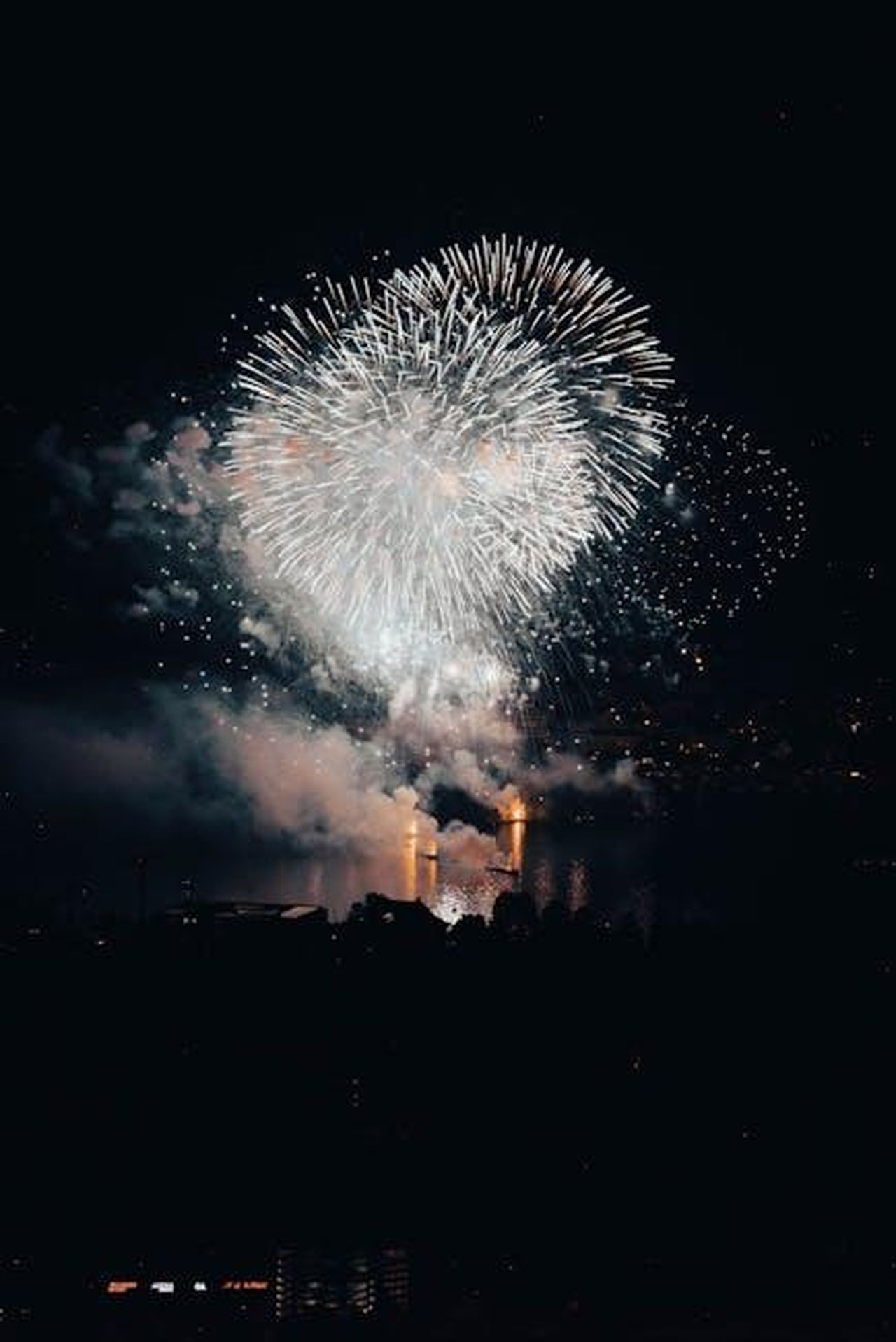 Si_avvicina_la_finale_del_Grande_Fratello_Sorafgyxxb - Confidenze24 Source: Sergio Zhukov - pexels - Stunning fireworks display illuminating the night sky above a cityscape, capturing the celebration's vibrant energy.