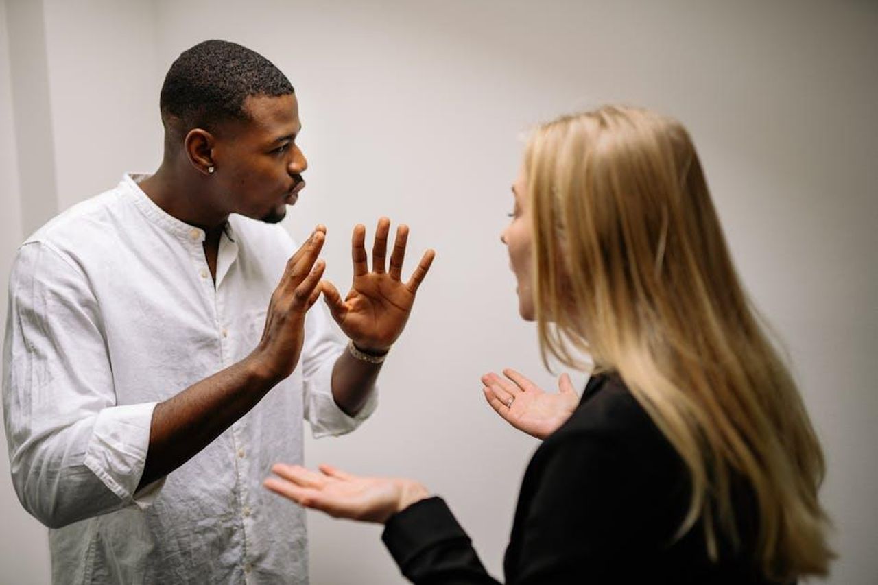 Silenzio_sul_rapporto_con_Gianluca_KllBKrfhZt - Confidenze24 Source: Yan Krukau - pexels - Frustrated coworkers in heated discussion, expressing disagreement in office setting.